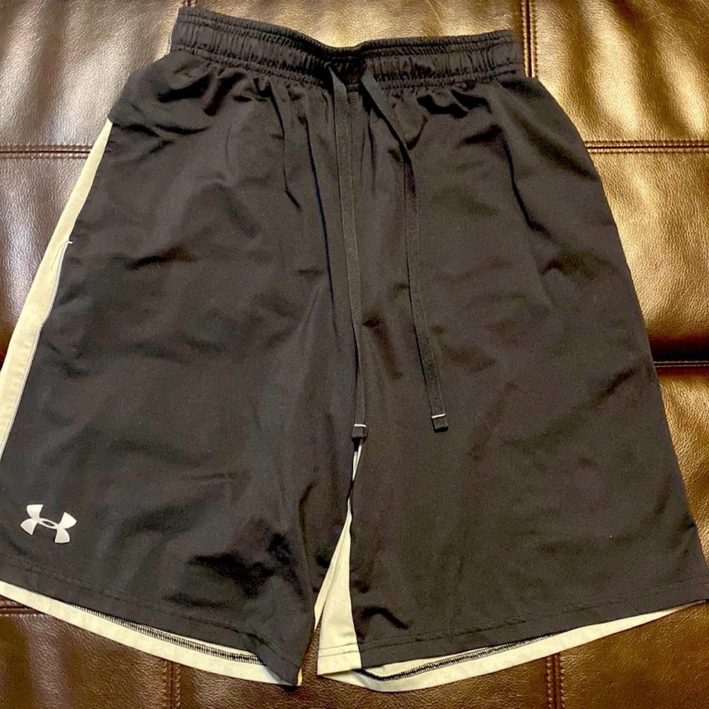 UA Loose-Fitted Small Shorts Black and Silver